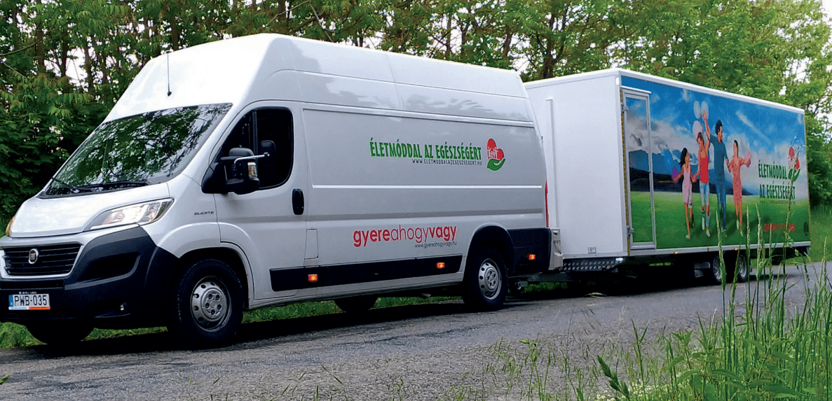 Mozgó Lelki- és Egészségközpont mobil szűrőbusza és rendelő vontatmánya.